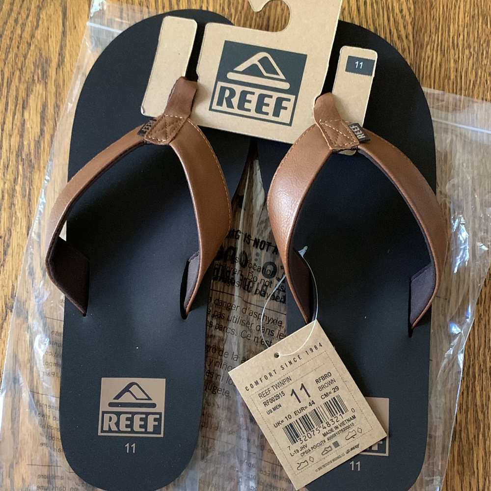 NWT Reef Twinpin flip flops size 11